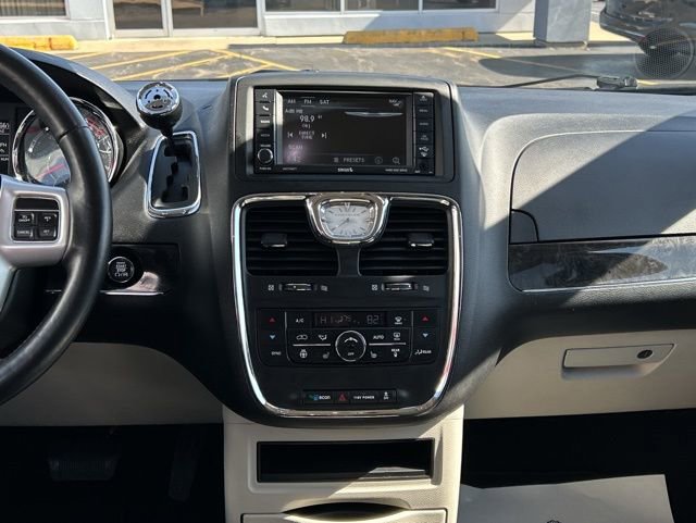 Used 2015 Chrysler Town & Country Touring w/ Driver Convenience Group image 25