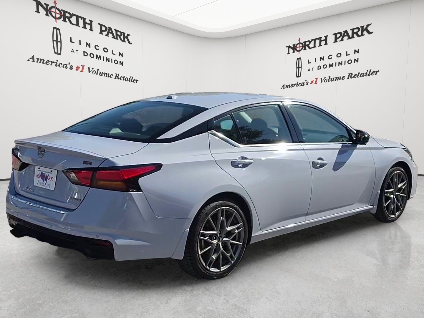 Used 2023 Nissan Altima 2.0 SR FWD image 5