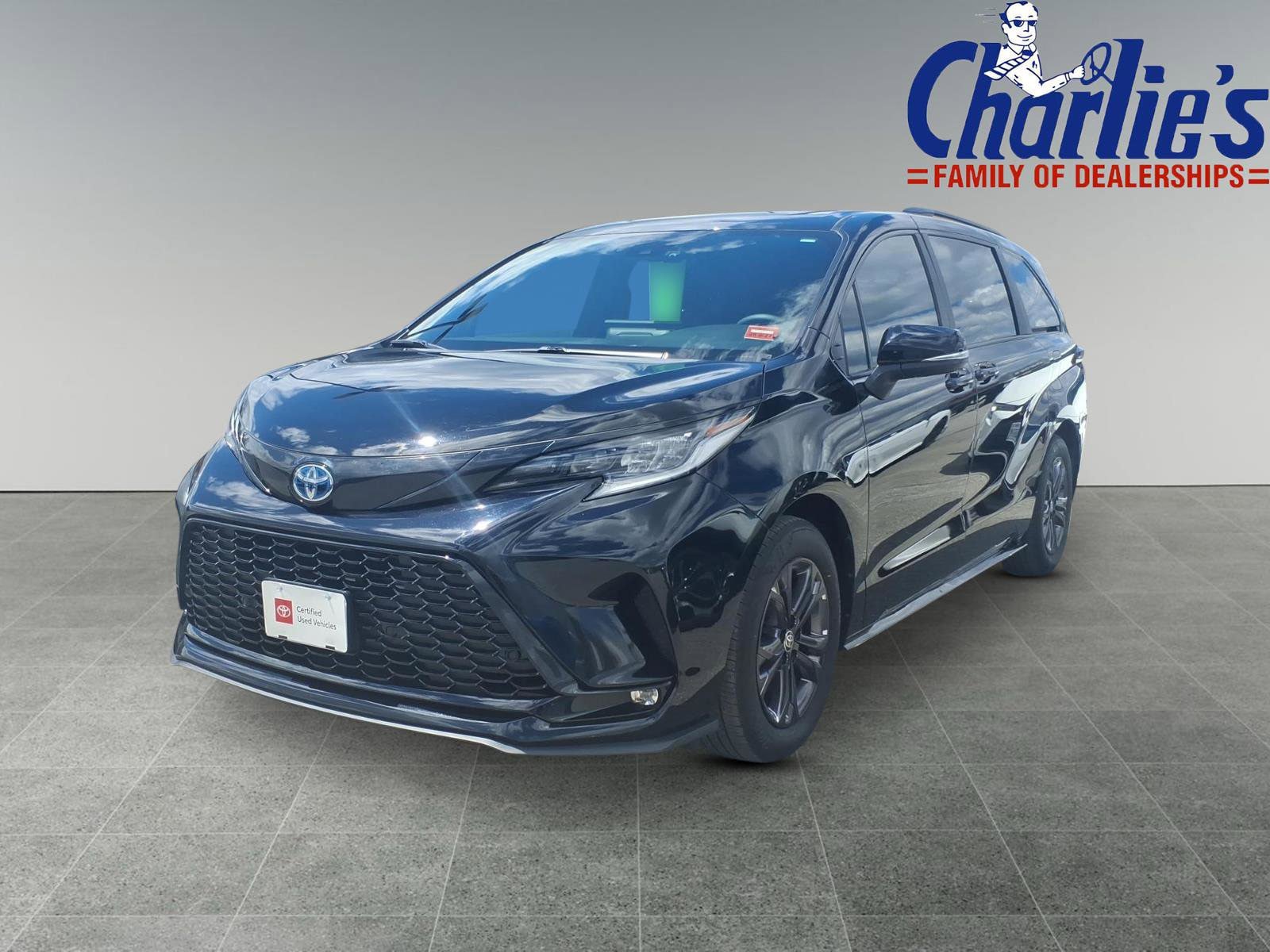 Used 2025 Toyota Sienna XSE w/ XSE Premium Package AWD/4WD image 1
