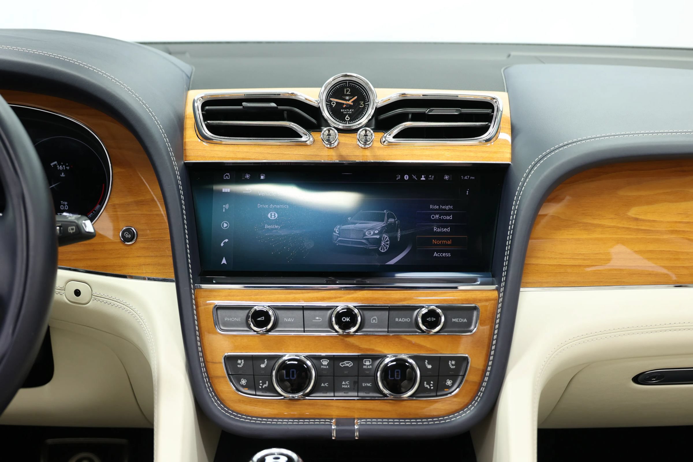 Used 2021 Bentley Bentayga w/ First Edition Specification AWD/4WD image 35
