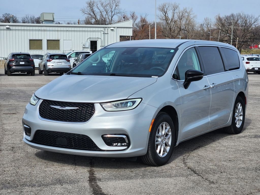 Used 2024 Chrysler Pacifica Touring-L image 3