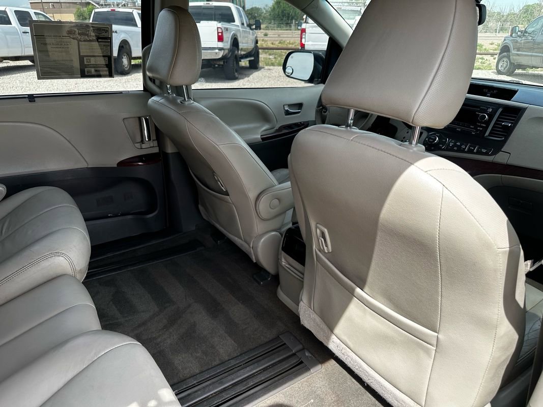 Used 2012 Toyota Sienna XLE image 21