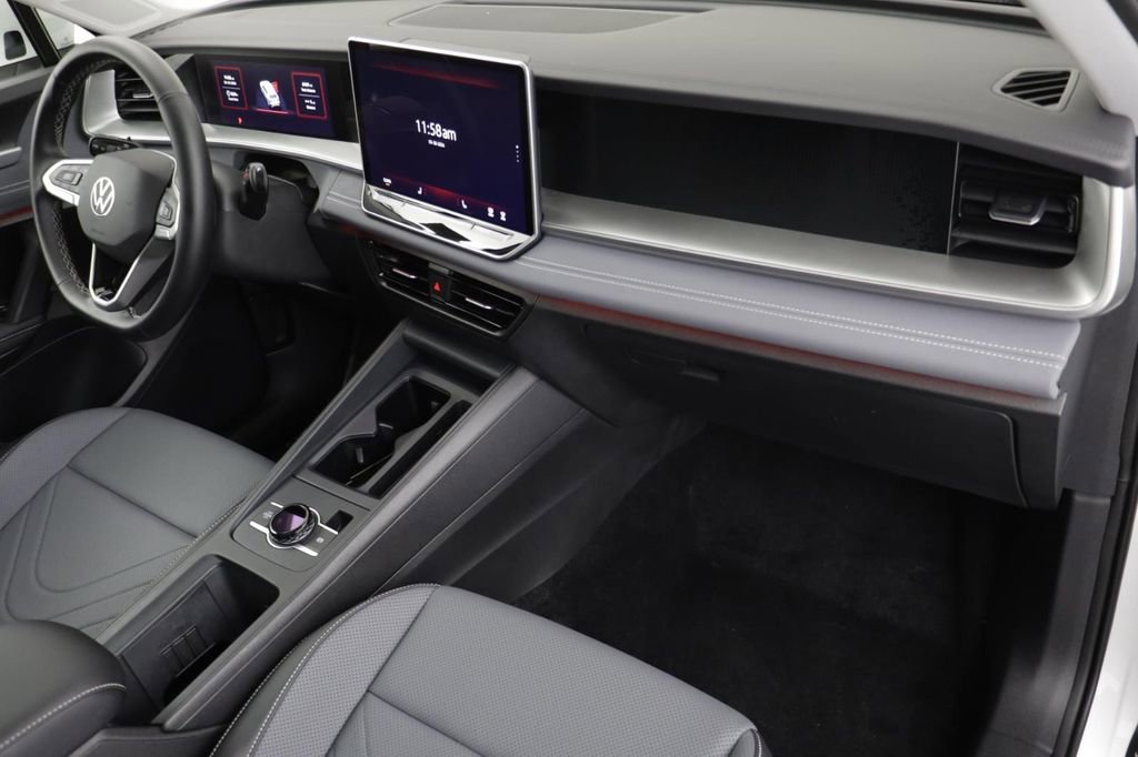 Used 2025 Volkswagen Tiguan SE w/ Panoramic Sunroof Package image 19