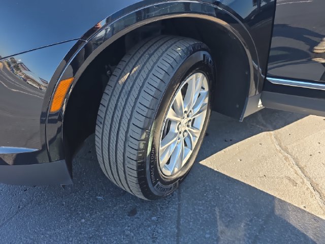 Certified 2024 Cadillac XT5 Luxury w/ LPO, Floor Liner Package AWD/4WD image 32