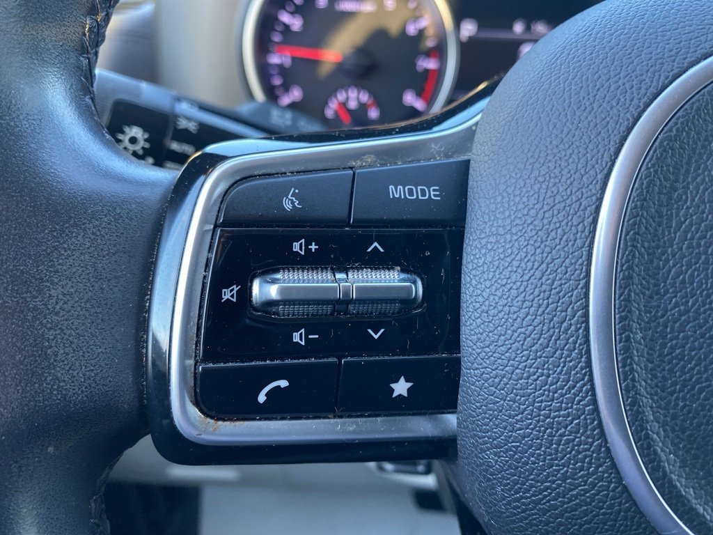 Certified 2022 Kia Carnival LX image 28