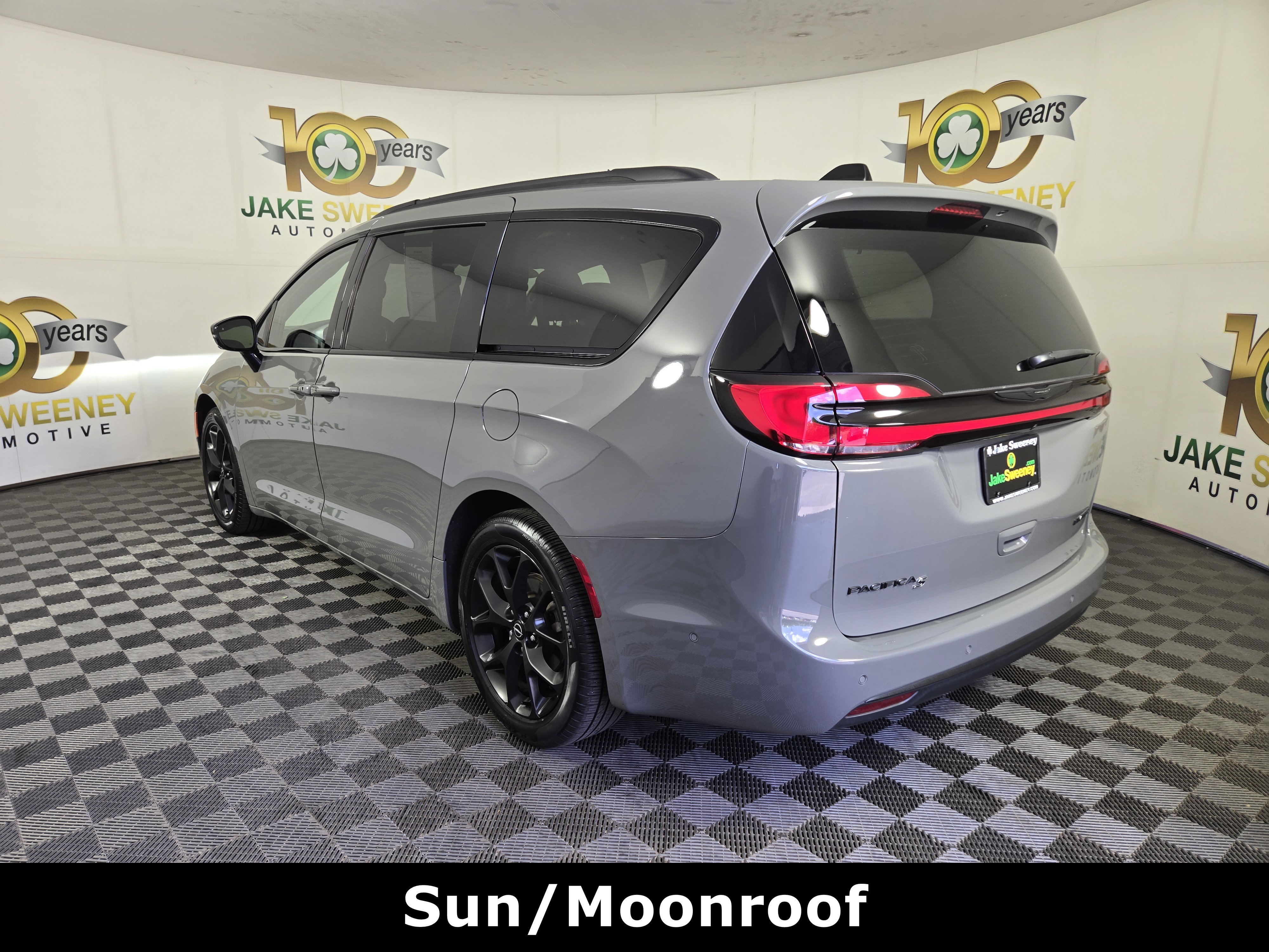Used 2025 Chrysler Pacifica Limited FWD image 7