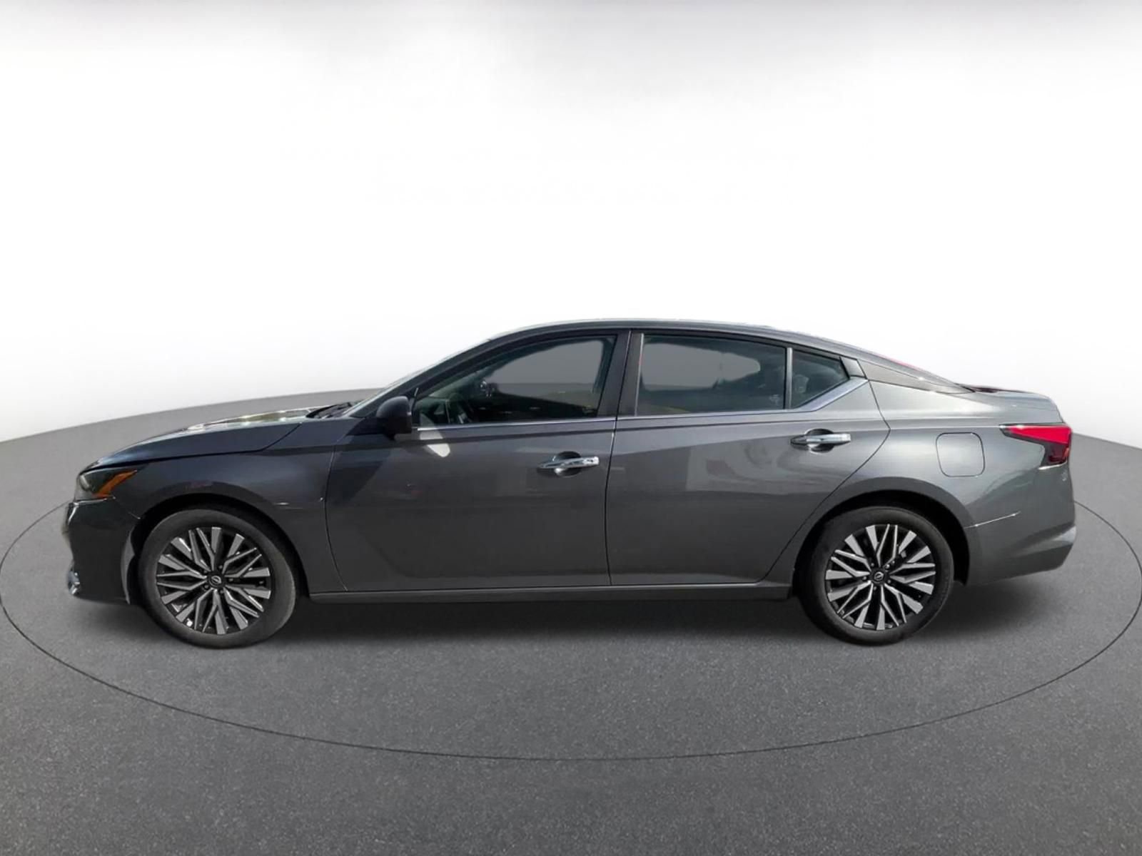 Used 2025 Nissan Altima 2.5 SV FWD image 9