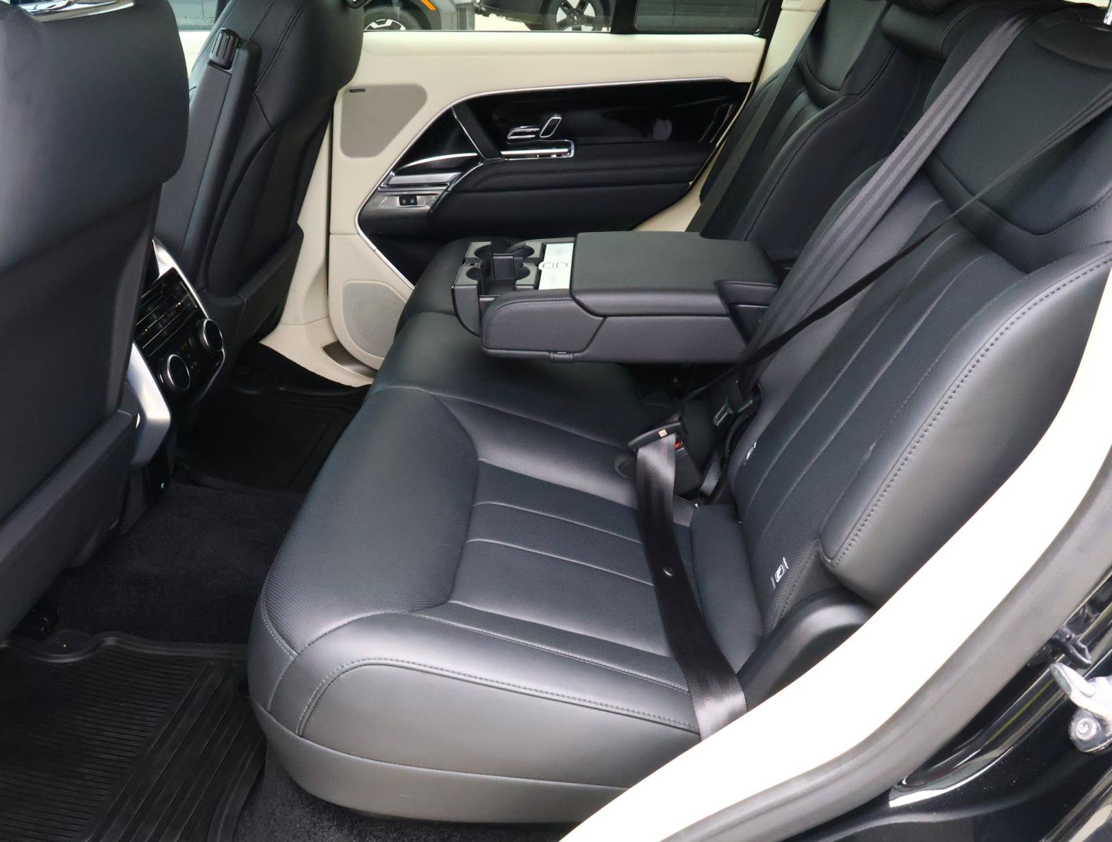 Used 2024 Land Rover Range Rover SE AWD/4WD image 21