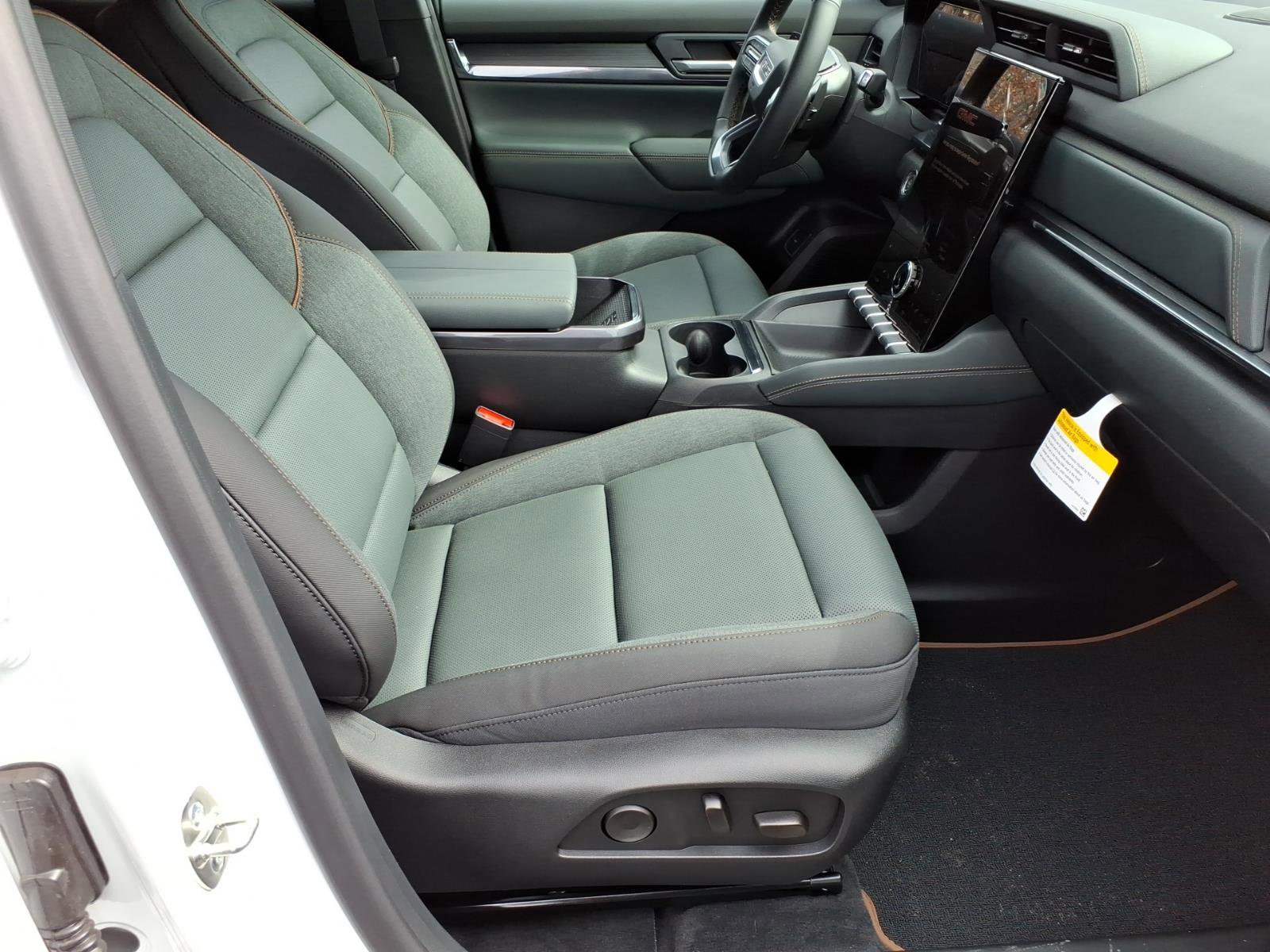 New 2026 GMC Terrain AT4 w/ Convenience Package III image 9