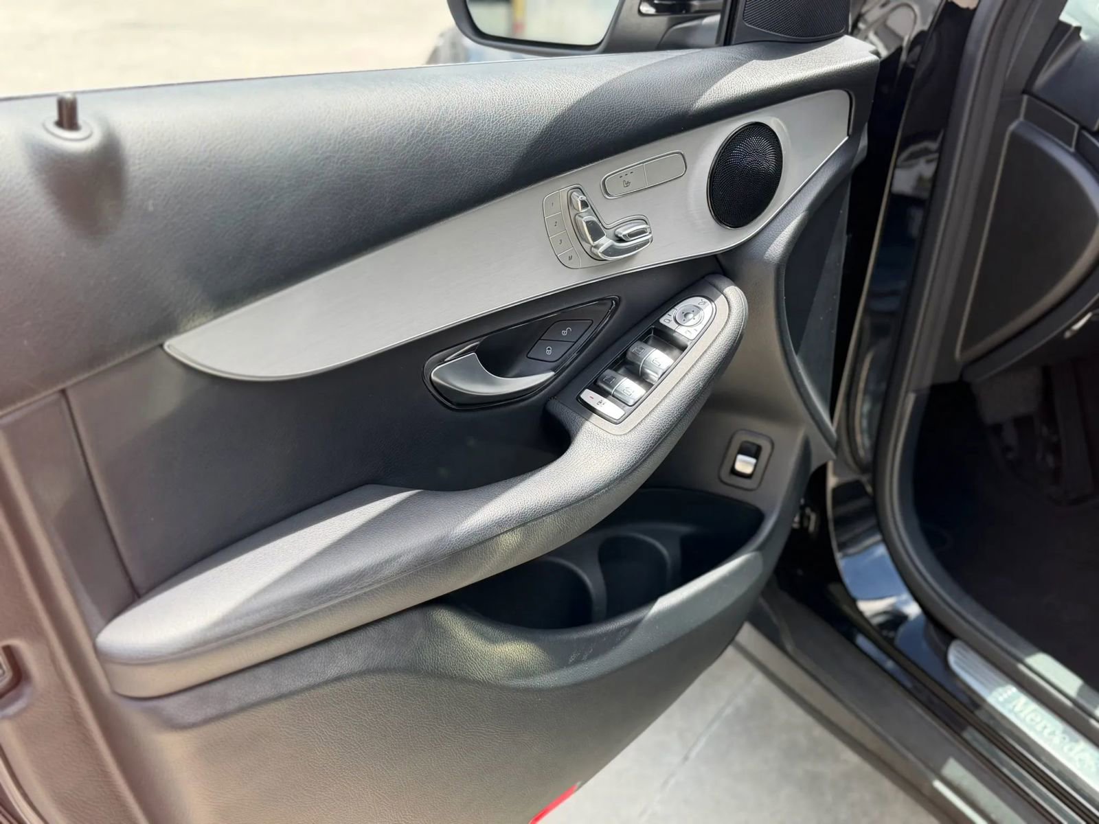 Used 2019 Mercedes-Benz GLC 300 w/ Premium Package image 20
