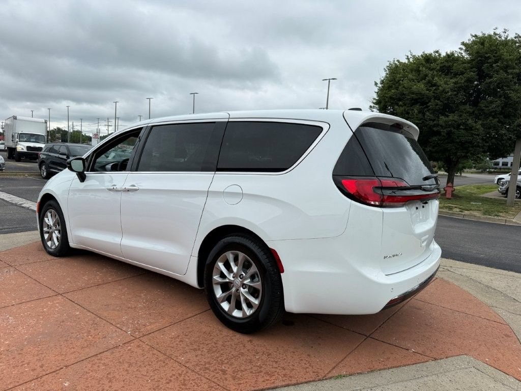 Used 2026 Chrysler Pacifica Limited FWD image 4
