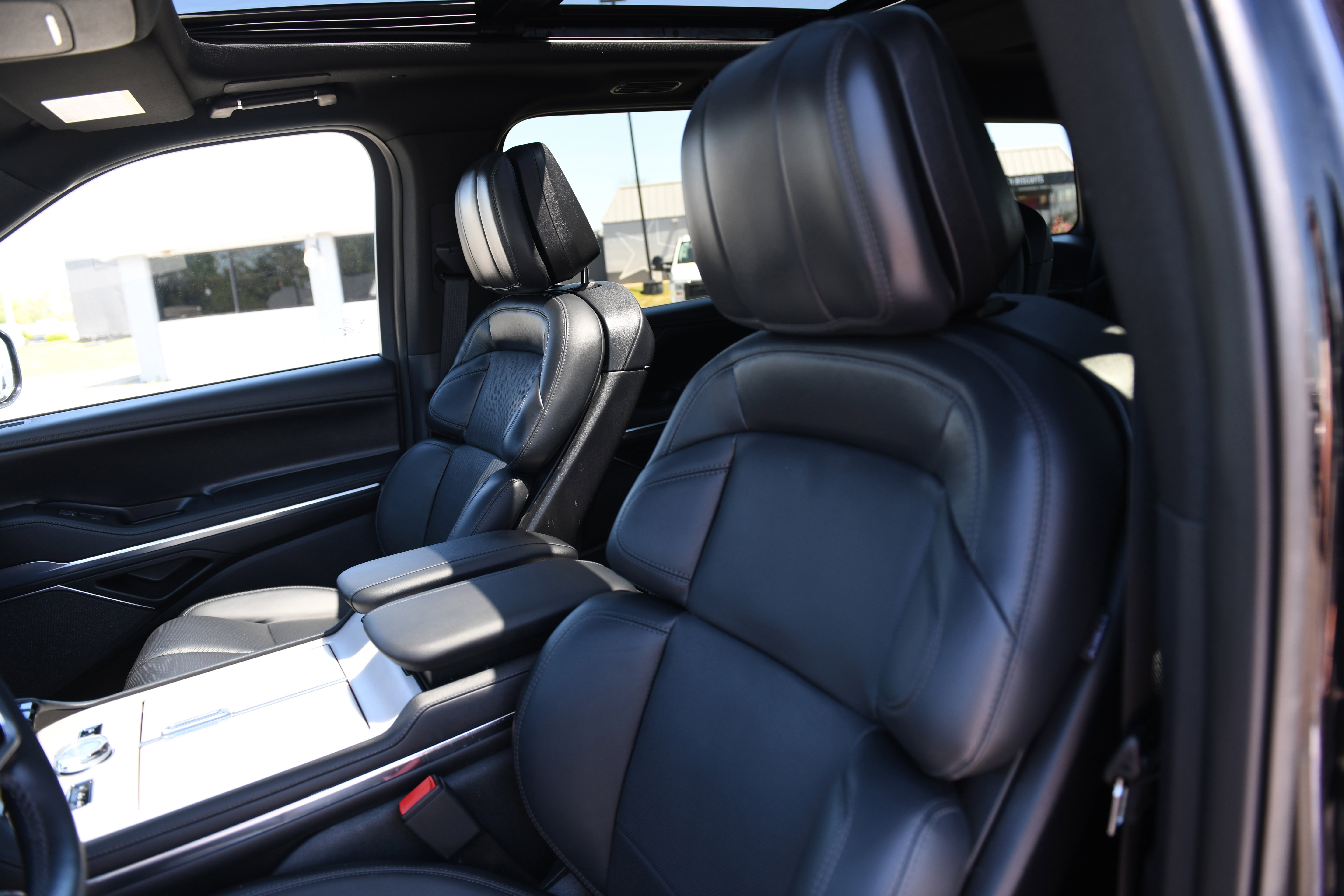 Used 2025 Lincoln Navigator Reserve w/ Jet Appearance Package image 25