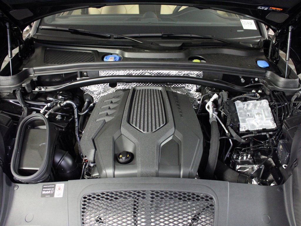 Certified 2025 Porsche Macan image 40
