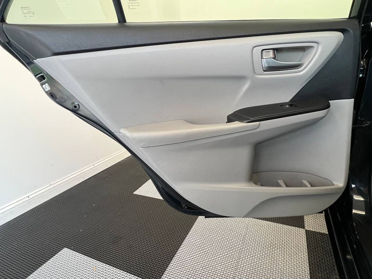 Used 2015 Toyota Camry SE image 9