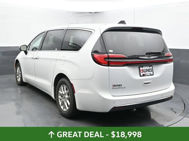 Used 2023 Chrysler Pacifica Touring-L FWD image 12