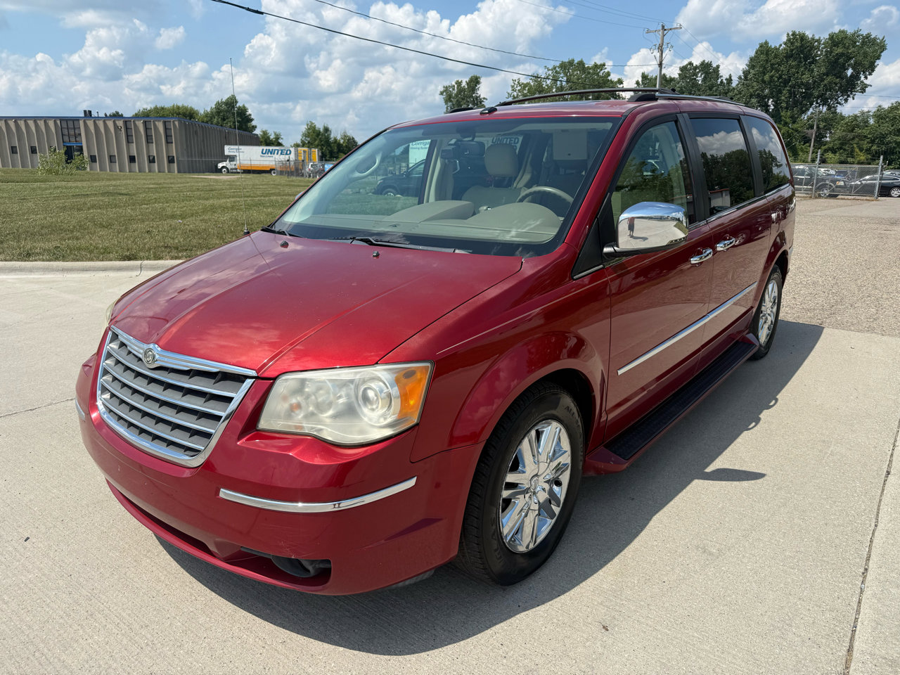 Used 2009 Chrysler Town & Country Limited w/ Entertainment Group #3 image 7