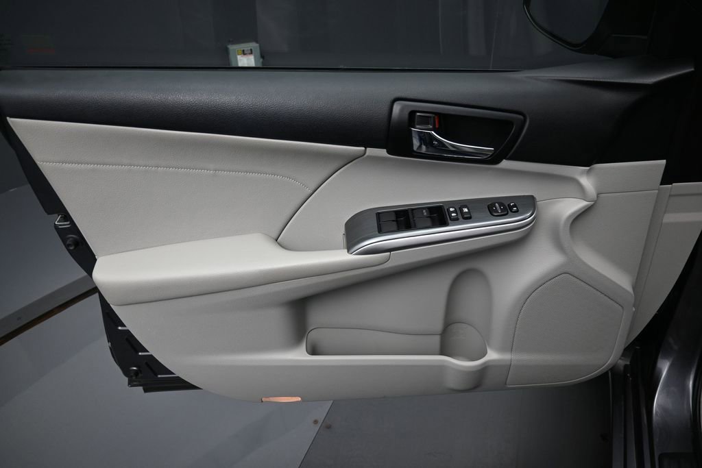 Used 2014 Toyota Camry XLE w/ Leather Package FWD image 11