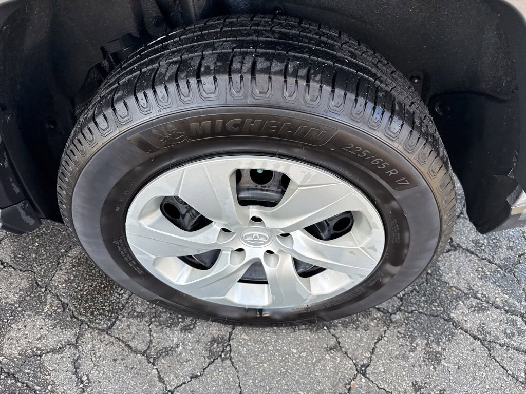 Used 2021 Toyota RAV4 LE image 30