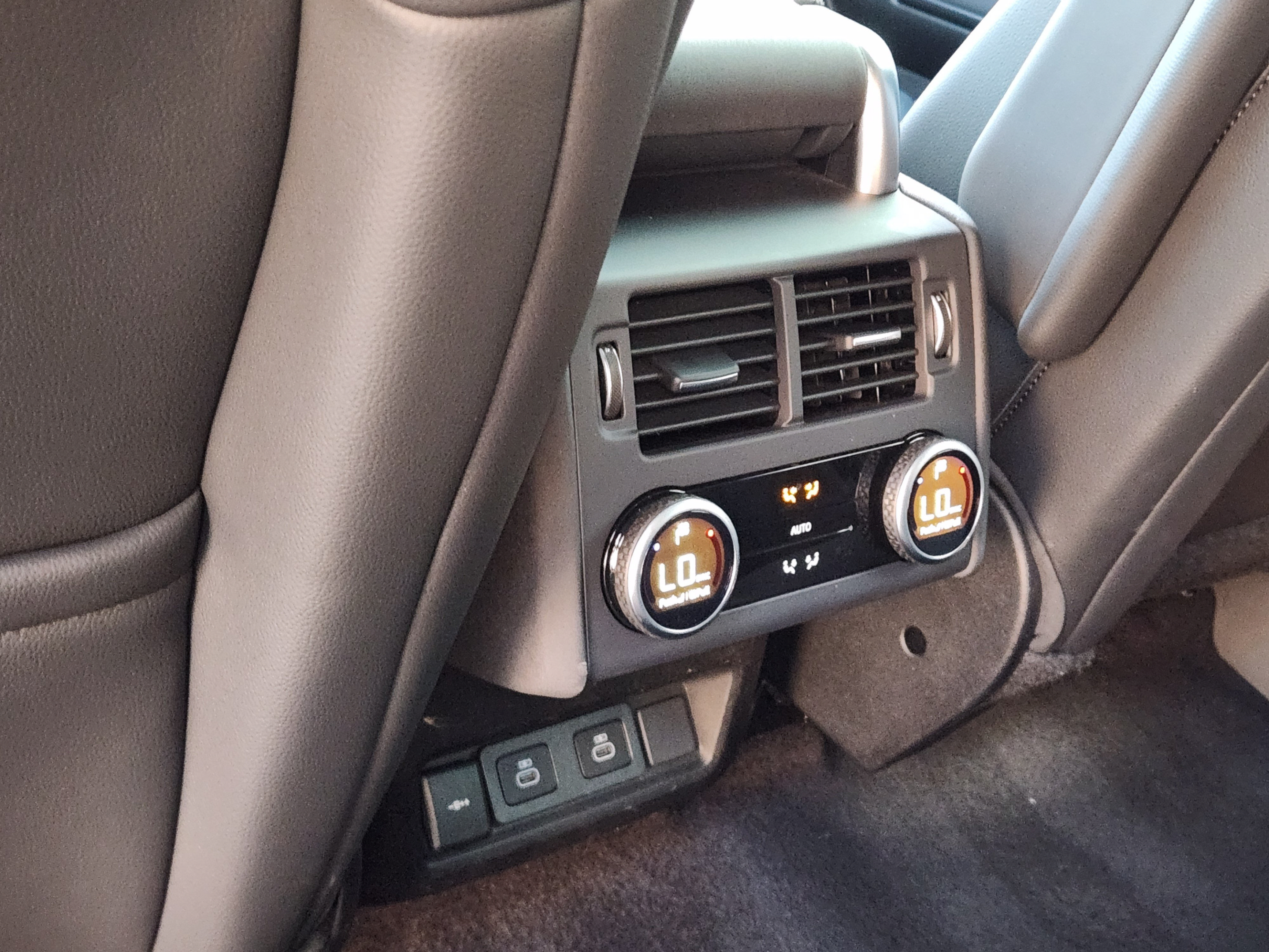 Certified 2025 Land Rover Discovery S AWD/4WD image 28