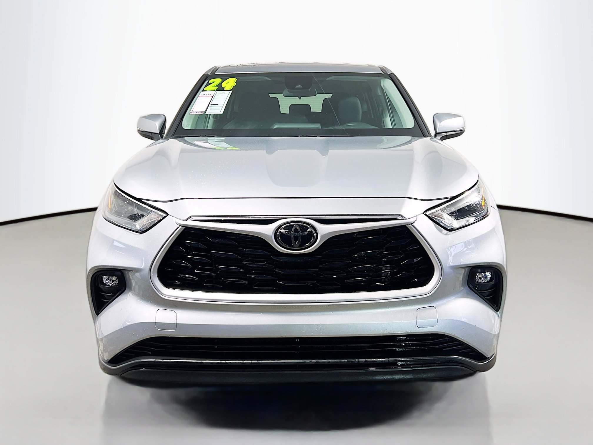 Used 2024 Toyota Highlander LE AWD/4WD image 11