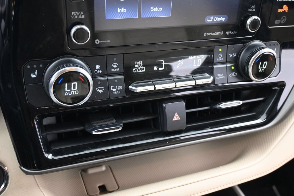 Used 2022 Toyota Highlander XLE FWD image 19