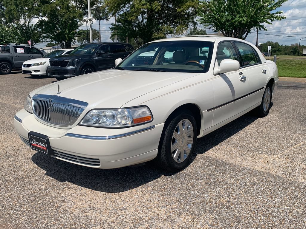 Used 2004 Lincoln Town Car Ultimate RWD image 4