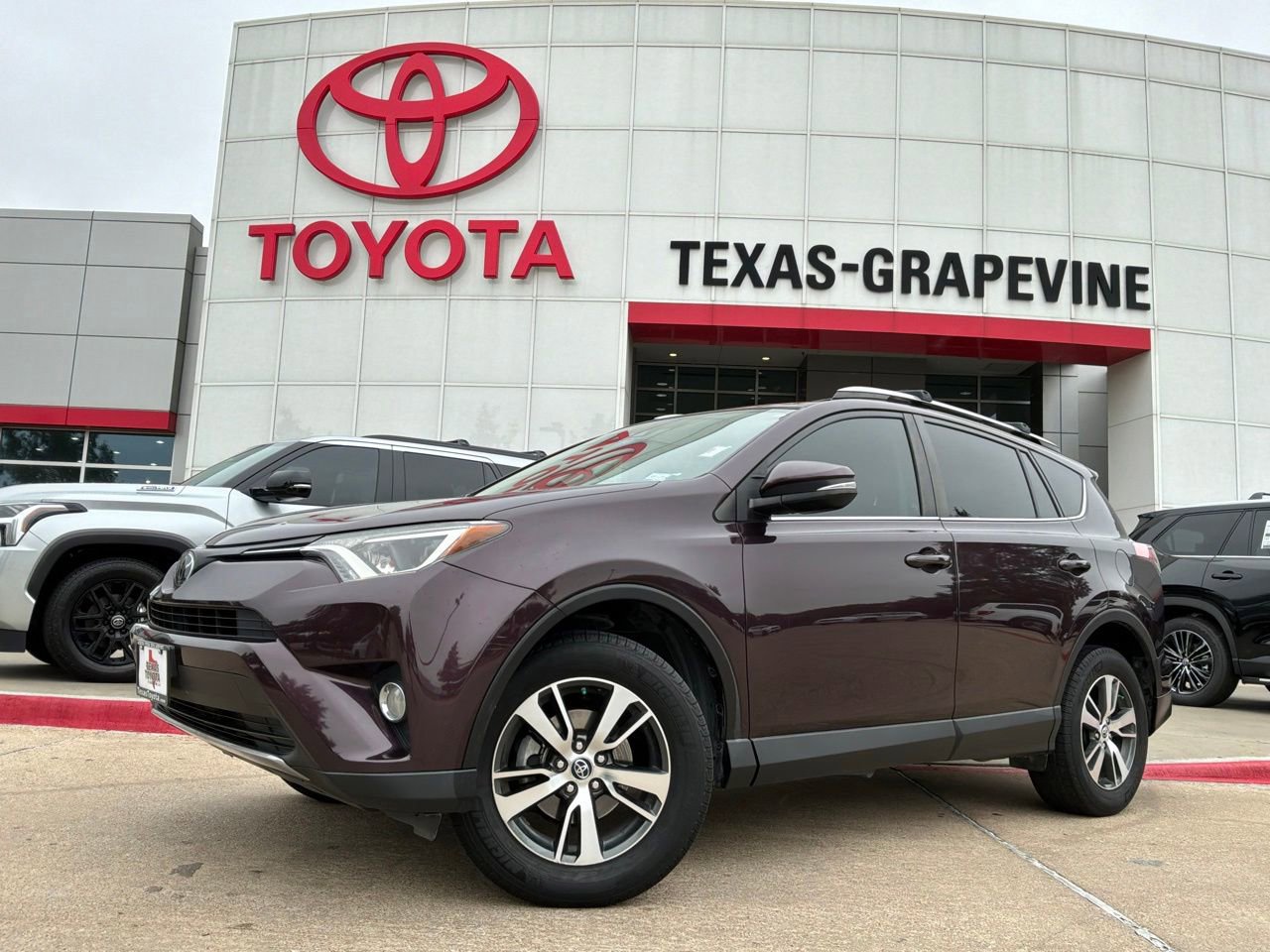 Used 2017 Toyota RAV4 XLE AWD/4WD image 2