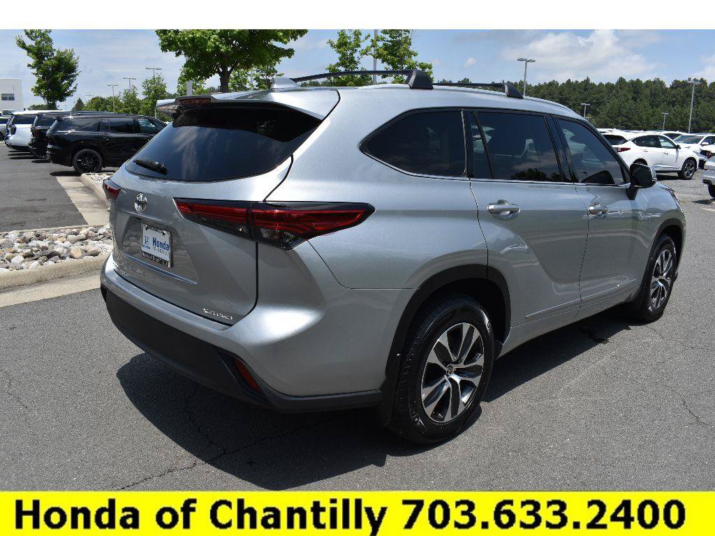 Used 2022 Toyota Highlander XLE AWD/4WD image 7