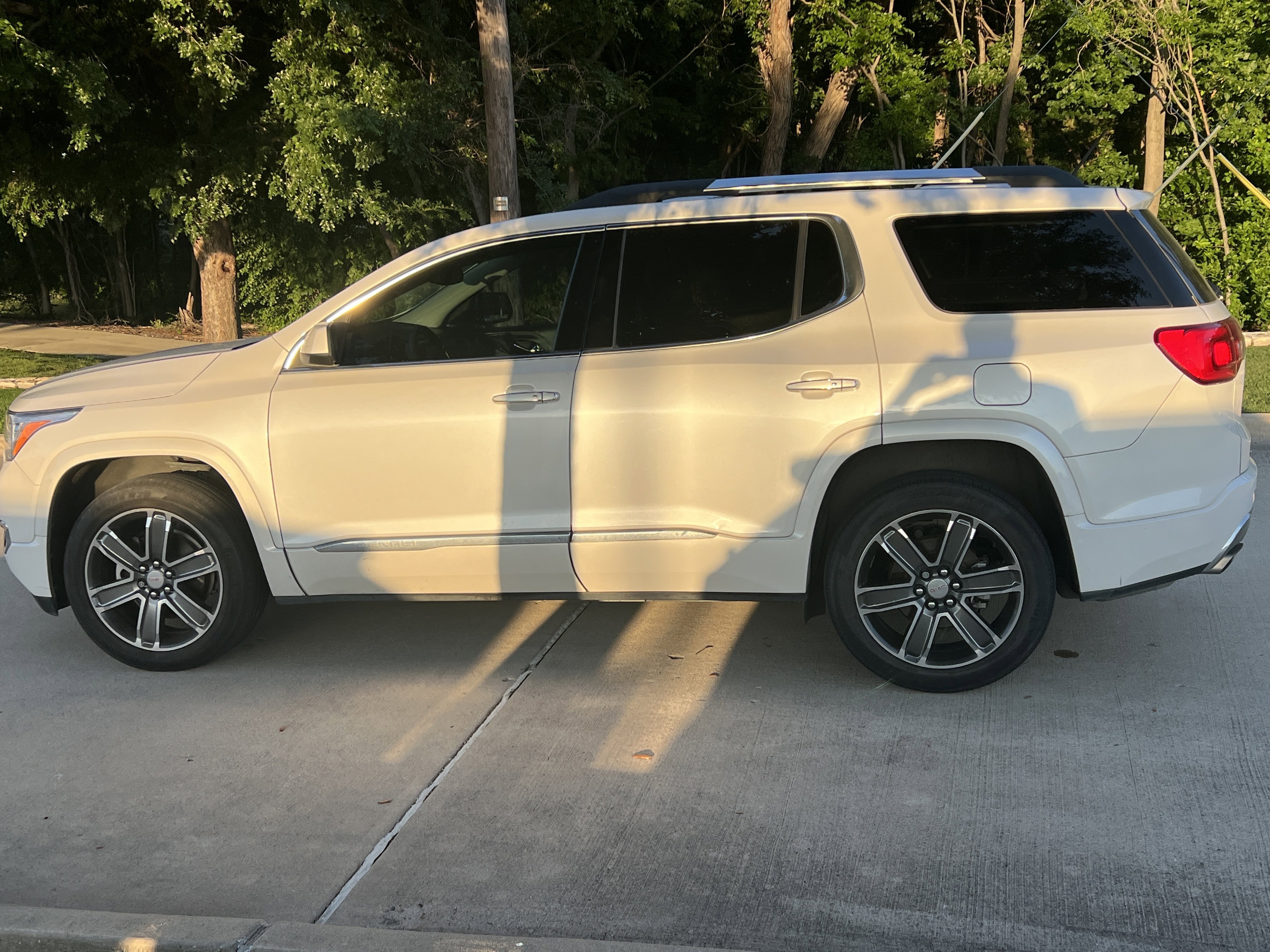 Used 2017 GMC Acadia Denali w/ Technology Package FWD image 7