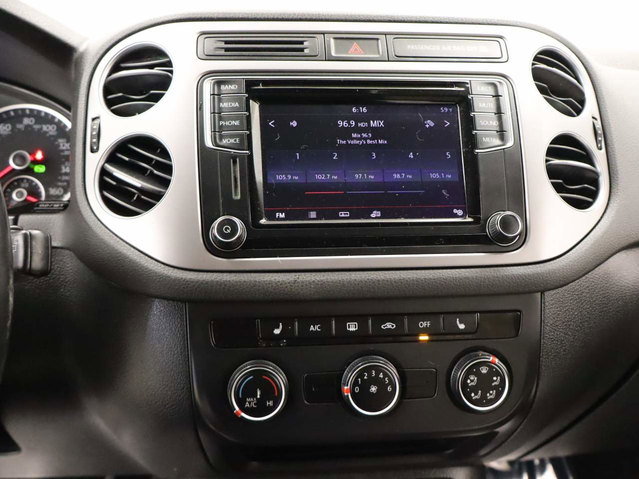 Used 2017 Volkswagen Tiguan S image 10