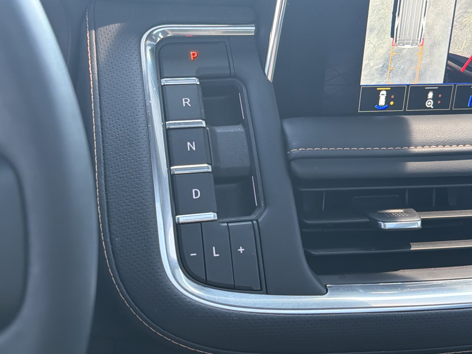 Used 2024 GMC Yukon AT4 w/ Technology Package image 26