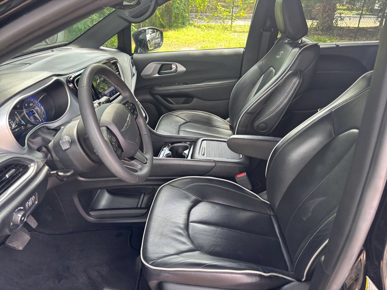 Used 2025 Chrysler Pacifica Limited FWD image 28