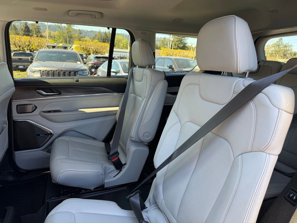Used 2022 Jeep Grand Cherokee L Overland w/ Luxury Tech Group IV AWD/4WD image 31