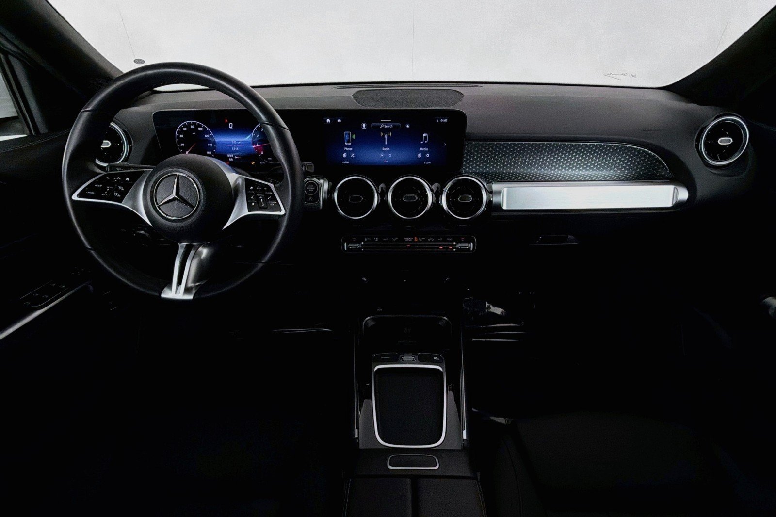 Used 2026 Mercedes-Benz GLB 250 image 4