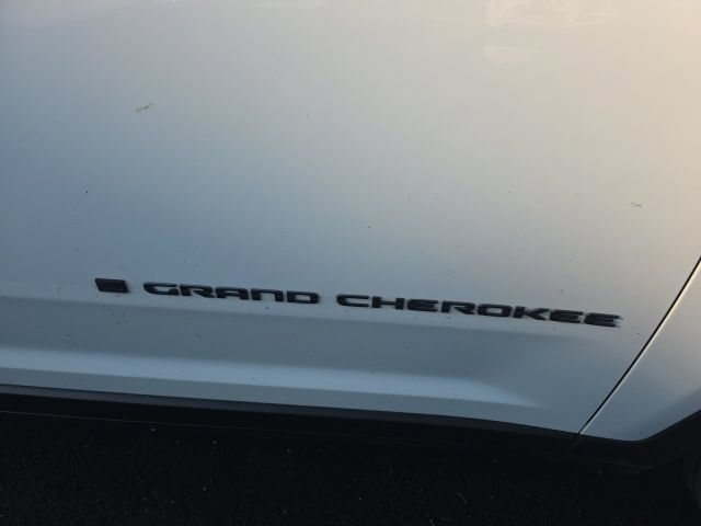Used 2024 Jeep Grand Cherokee Limited w/ Black Appearance Package AWD/4WD image 5