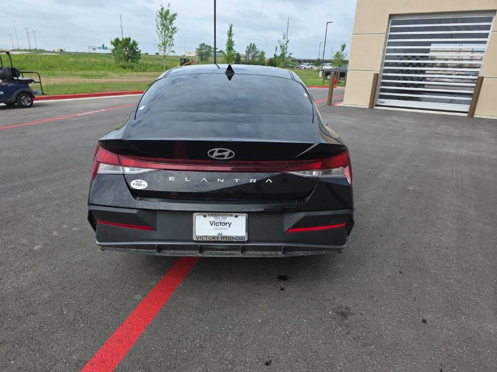 Used 2024 Hyundai Elantra SE FWD image 6