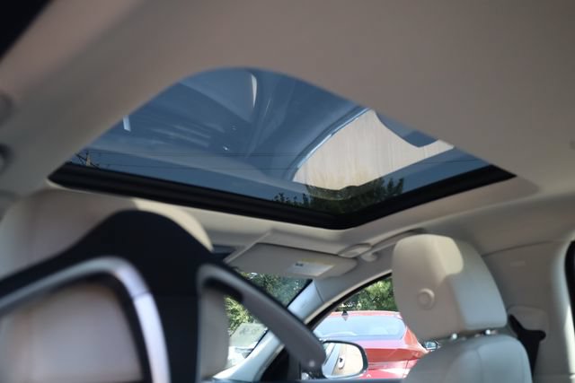 Used 2022 Jaguar XF SE RWD image 28