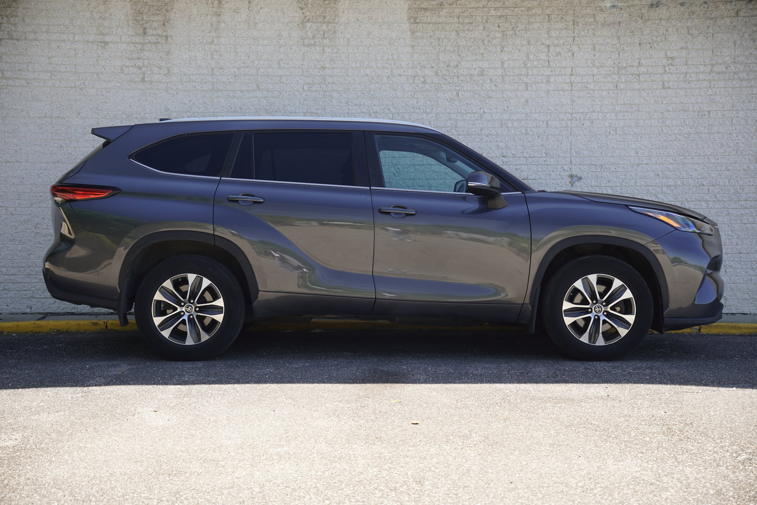 Used 2023 Toyota Highlander XLE AWD/4WD image 5