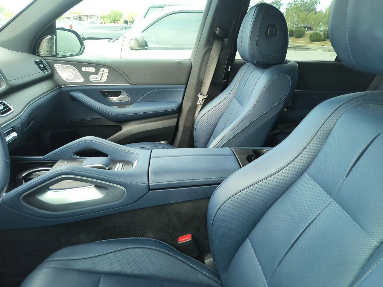 Used 2025 Mercedes-Benz GLS 580 4MATIC image 3