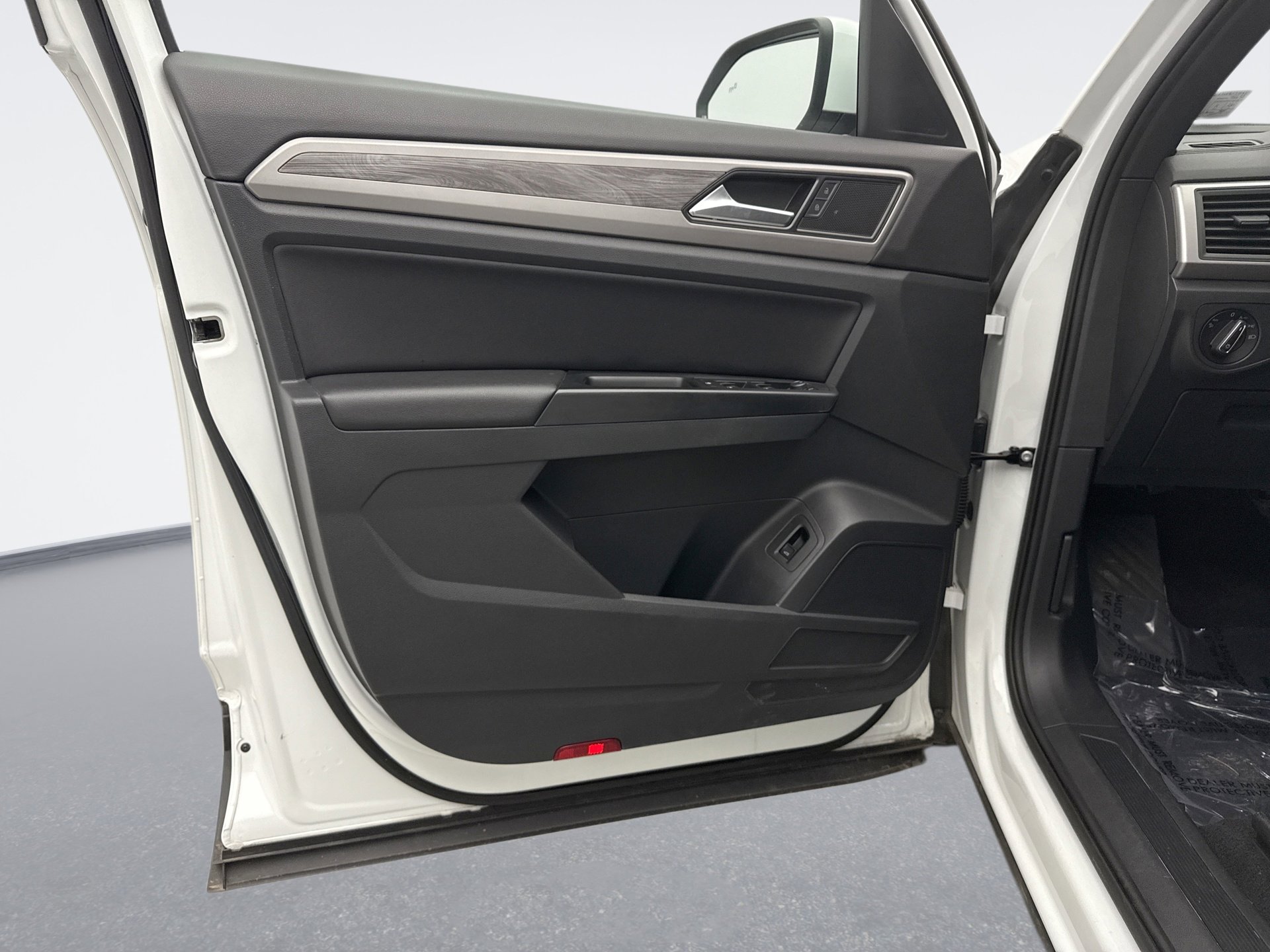 Used 2020 Volkswagen Atlas Cross Sport SE w/ Towing Package image 9