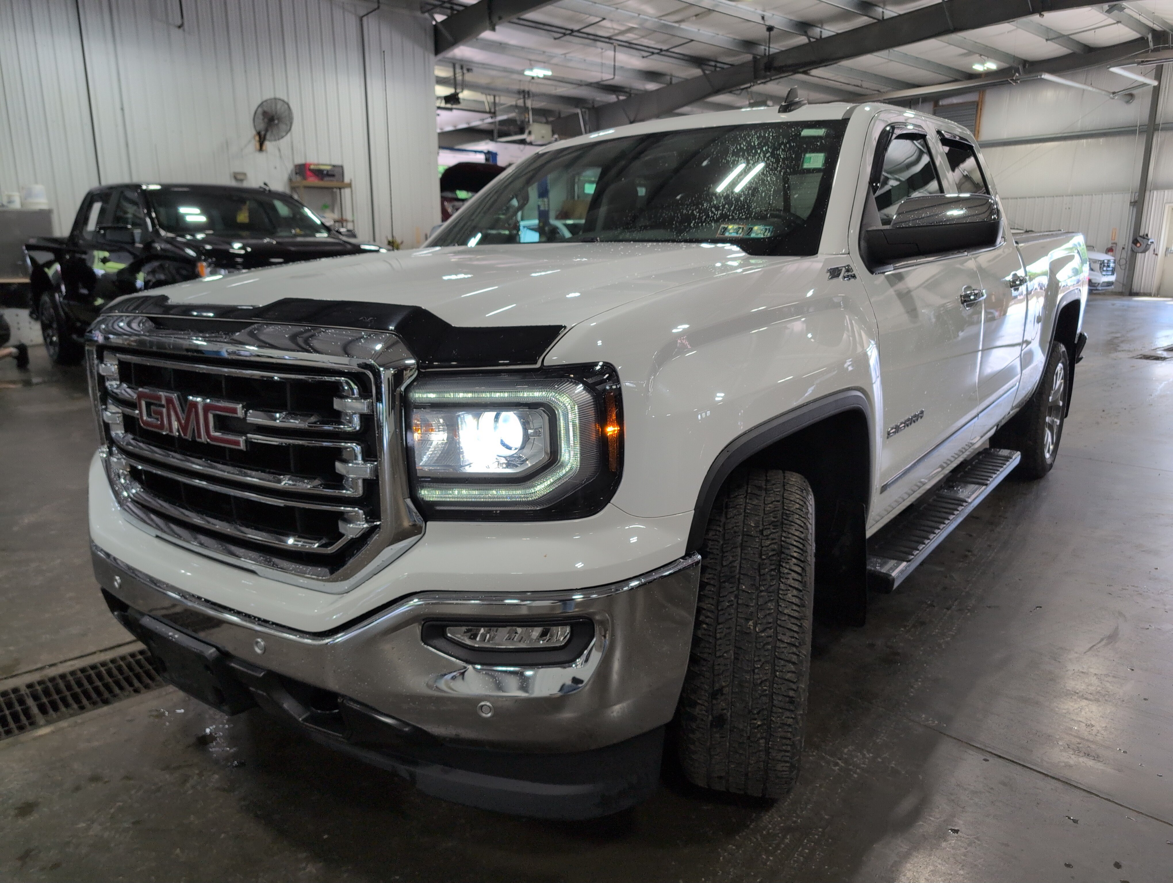 Used 2018 GMC Sierra 1500 SLT w/ SLT Premium Package AWD/4WD image 6