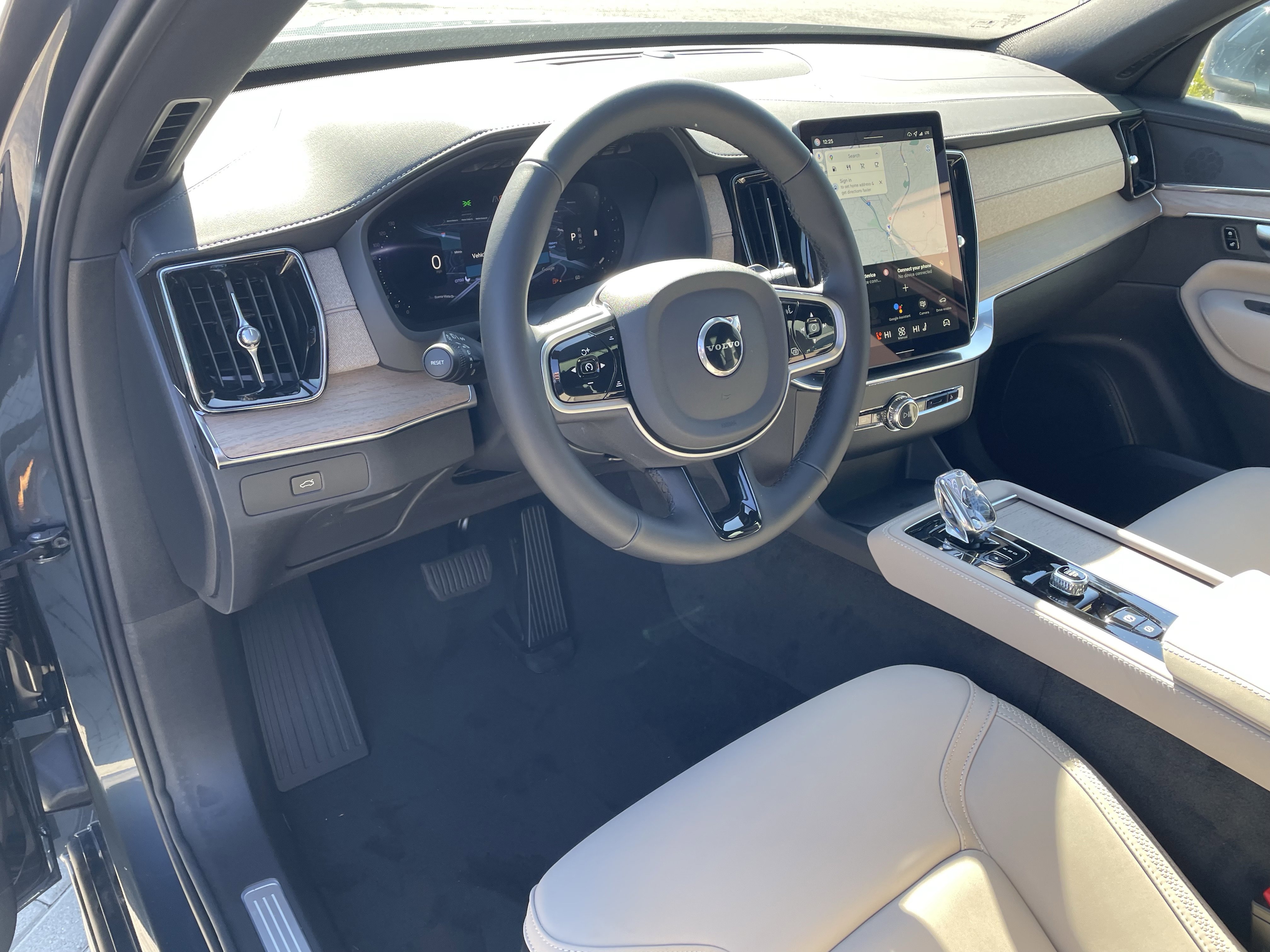 New 2026 Volvo XC90 B6 Core image 17