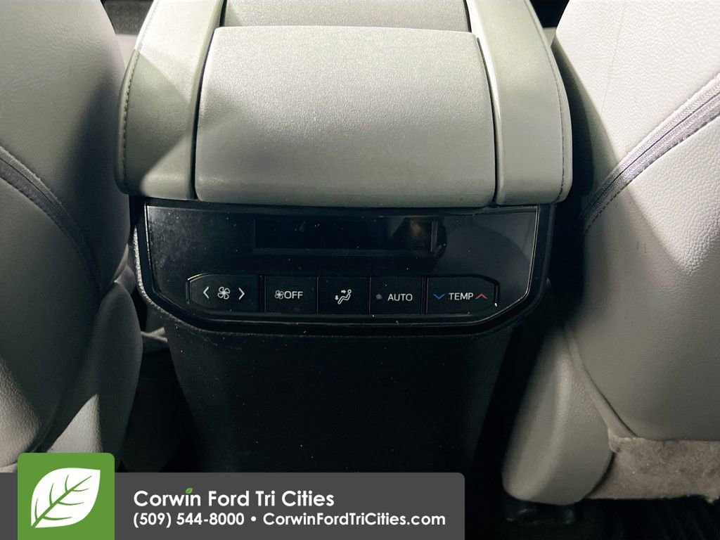 Used 2021 Toyota Highlander XLE AWD/4WD image 31