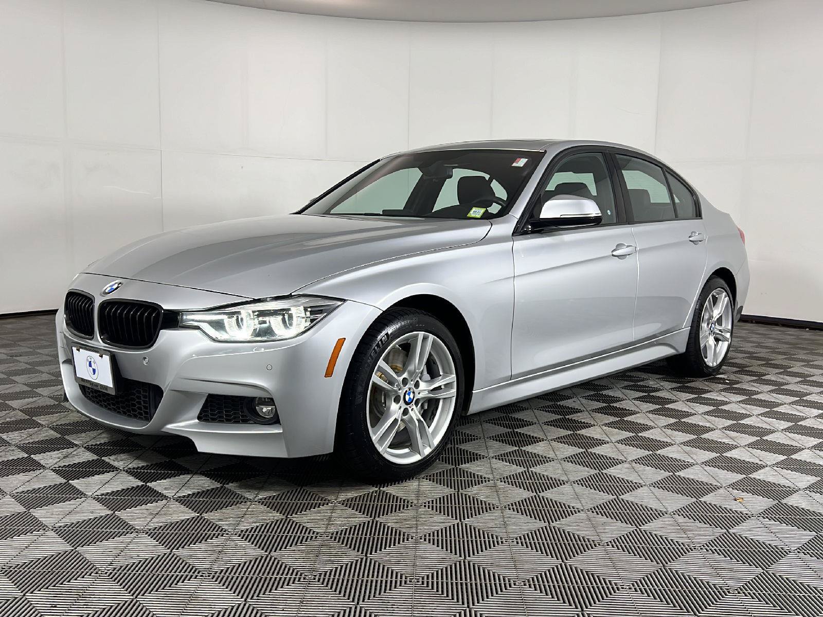 Used 2017 BMW 330i xDrive Sedan AWD/4WD image 12