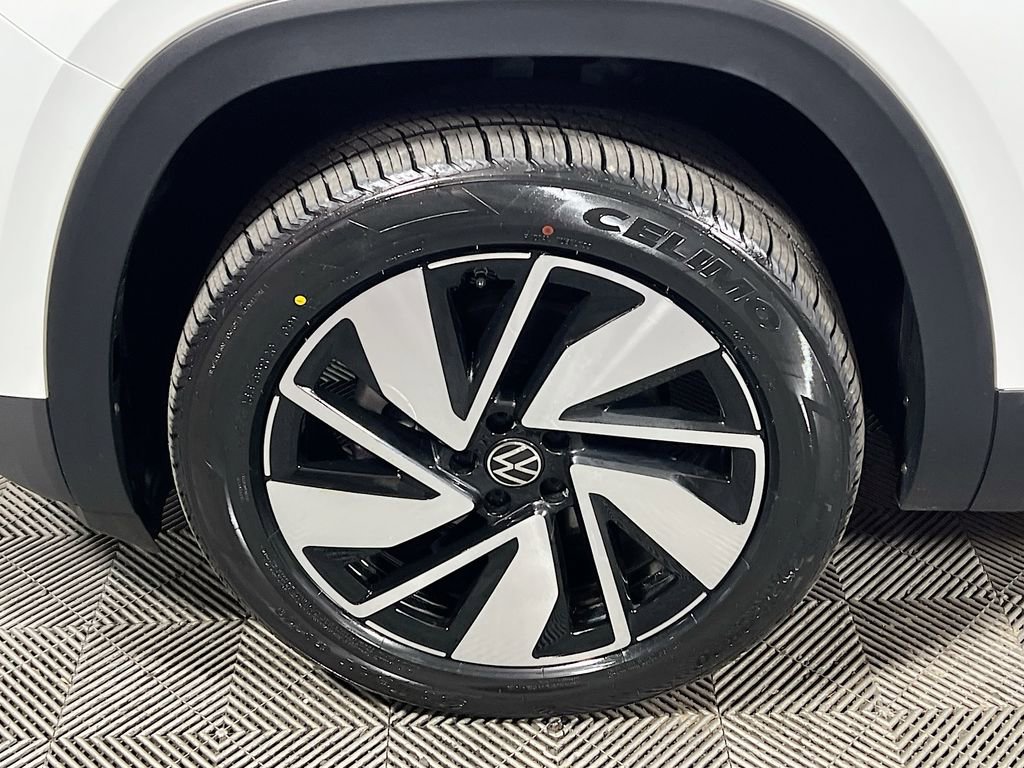 Used 2025 Volkswagen Atlas SE image 28