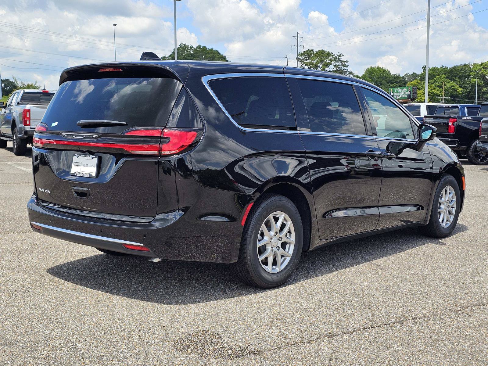 New 2027 Chrysler Pacifica Select FWD image 8