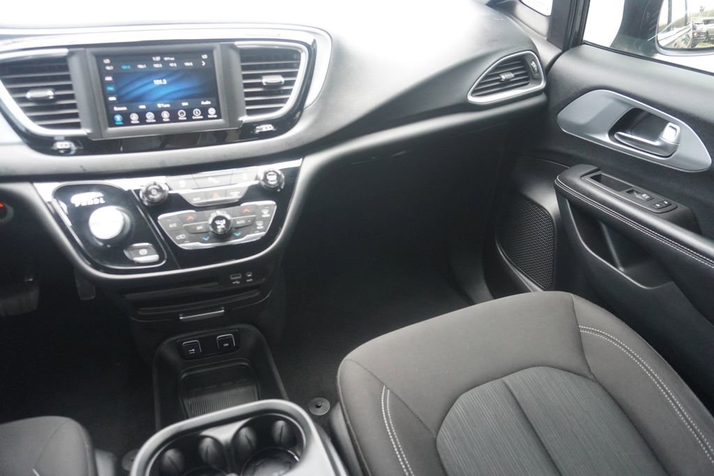 Used 2020 Chrysler Pacifica Touring w/ S Appearance Package FWD image 27