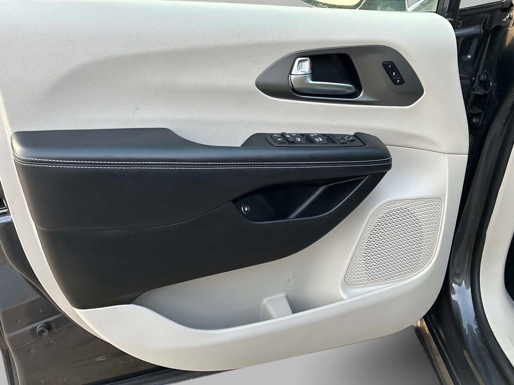 Used 2022 Chrysler Pacifica Touring-L FWD image 24