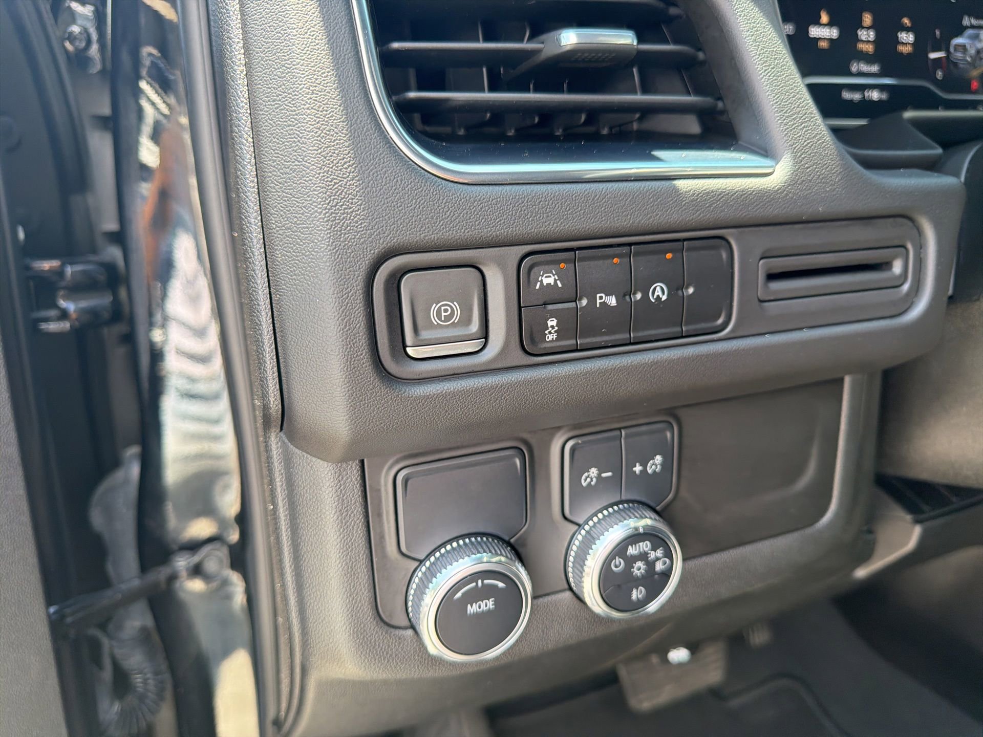 Used 2023 GMC Yukon SLE w/ Gmc Pro Safety Plus Package RWD image 29