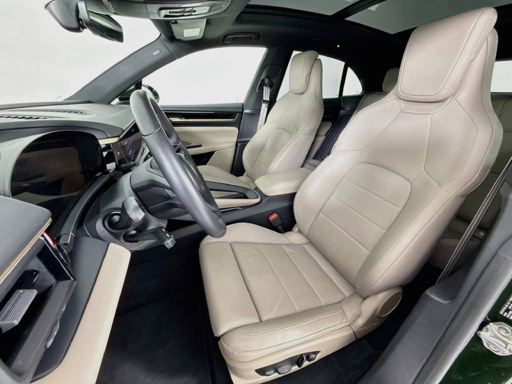 Certified 2025 Porsche Macan Electric RWD image 5